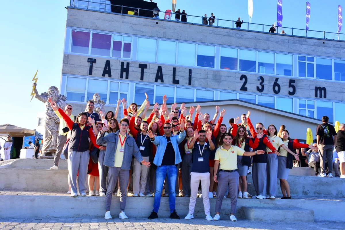 Tahtalı&rsquo;da g&uuml;n batımı ş&ouml;leni: Antalya semaları altın renge b&uuml;r&uuml;nd&uuml;