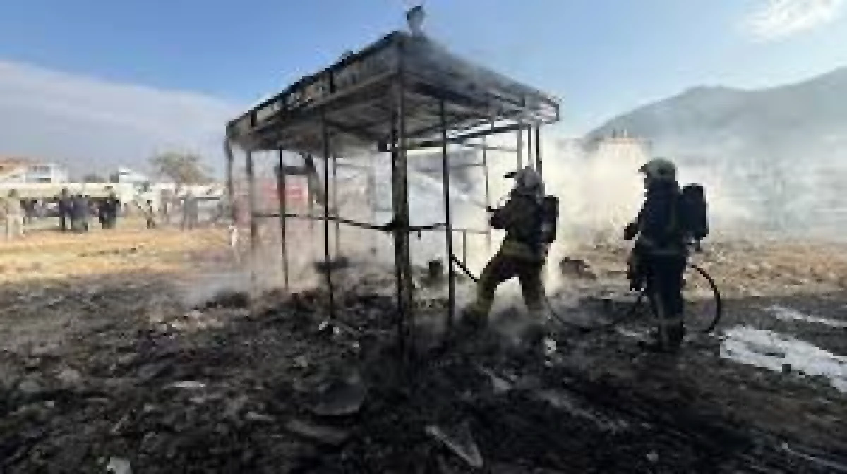 Taksi Durağında Çıkan Yangında Kül Oldu