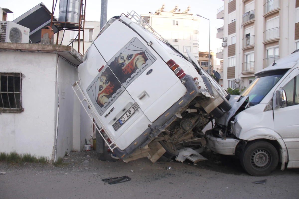 Tarım İş&ccedil;ilerini Taşıyan Minib&uuml;sler &Ccedil;arpıştı Yaralılar Var!