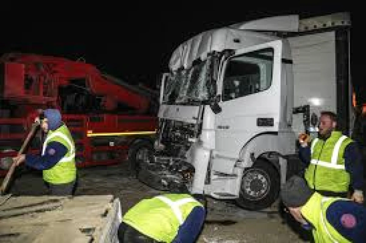 Tır Kazası Otoyolda Bir Saat Trafik Tek Şeritten Sağlandı