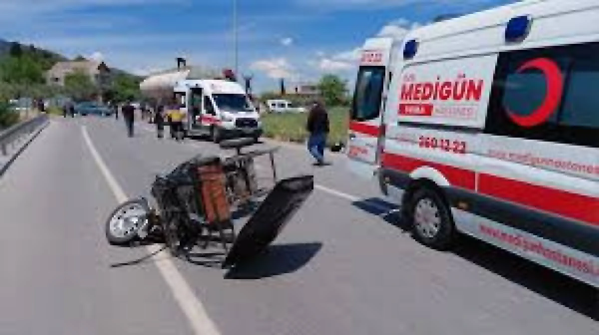 Tırla &Ccedil;arpışan Elektrikli Motosikletteki Aileden 1 Kişi &Ouml;ld&uuml;