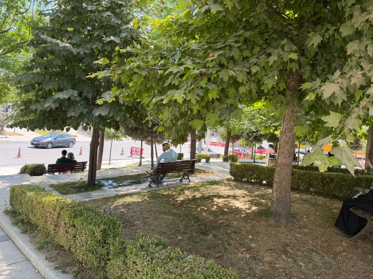 T&uuml;rkiye genelinde sıcak hava ve yer yer yağış etkisini s&uuml;rd&uuml;r&uuml;yor