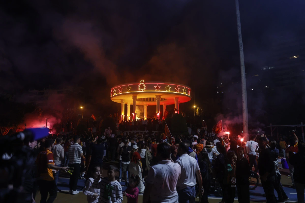 T&uuml;rkiye sarı-kırmızıya b&uuml;r&uuml;nd&uuml;: Galatasaray 26. kez şampiyon