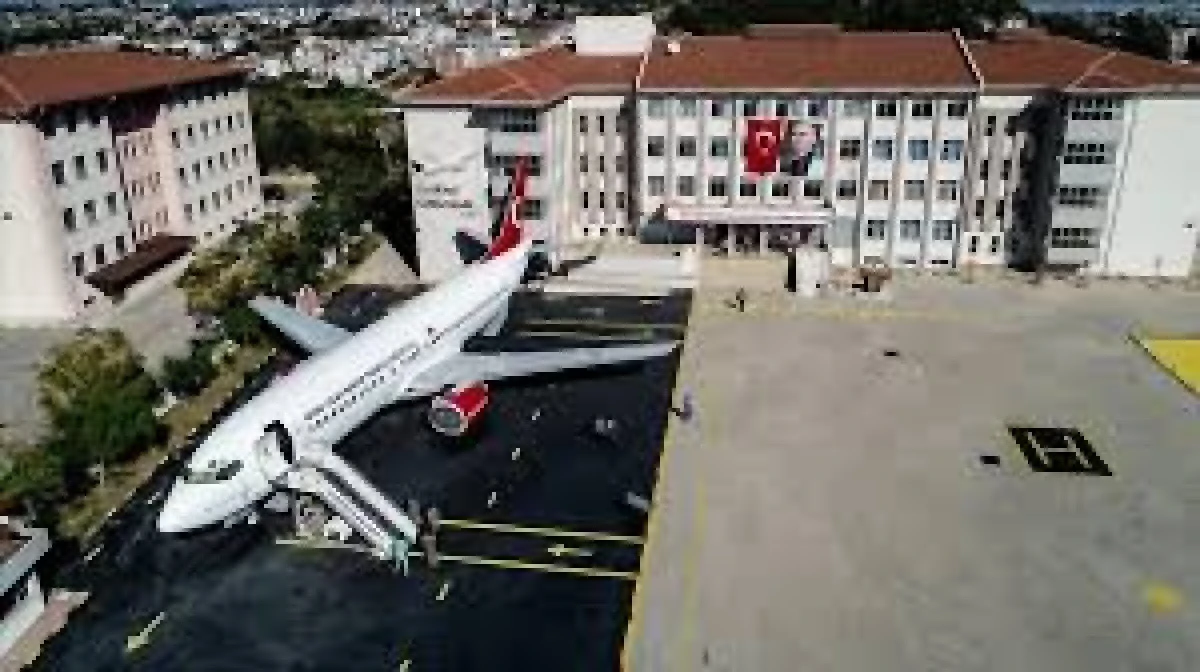 T&uuml;rkiye'nin en &ouml;nemli havacılık liseleri arasında Aksu U&ccedil;ak Lisesi