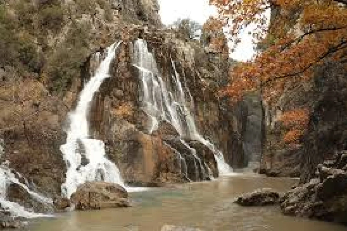 U&ccedil;ansu Şelalesi'nin debisi yağışlardan dolayı arttı