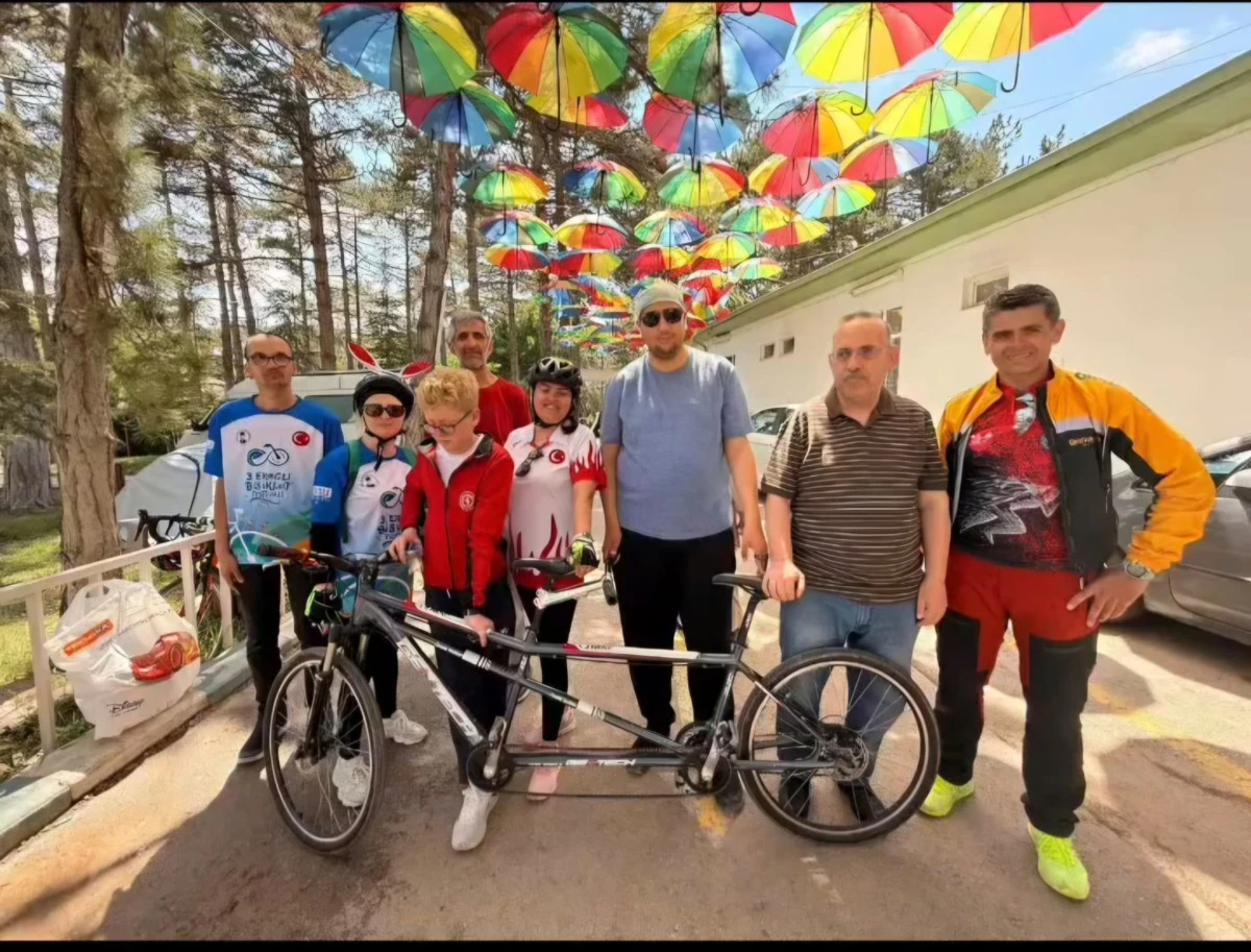 UTEF &uuml;yesi Rumi G&ouml;rme Engelliler Derneği'nden 15 Temmuz şehitleri i&ccedil;in anlamlı pedal