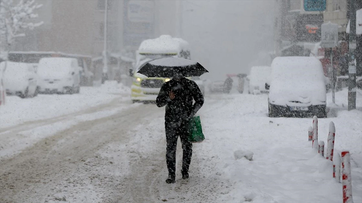 Van&rsquo;da kar alarmı: T&uuml;m okullarda eğitime bir g&uuml;n ara verildi