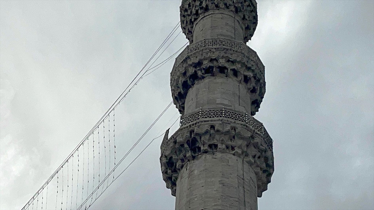 Süleymaniye Camisi’nin şerefesinden düşen parça kubbeye zarar verdi