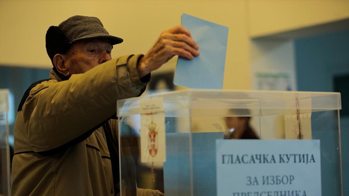 Sırbistan’da oy verme işlemi devam ediyor
