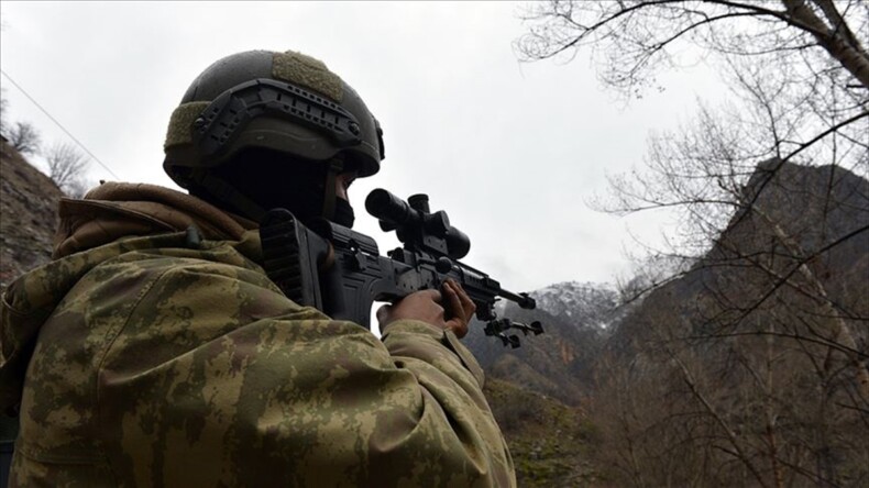 İçişleri Bakanlığı, bir PKK’lı teröristin daha ikna yoluyla güvenlik güçlerine teslim olduğunu bildirdi.