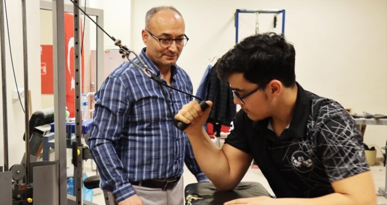 Antrenör babasının önerisiyle bilek güreşine başlayan sporcu kürsünün zirvesine çıktı