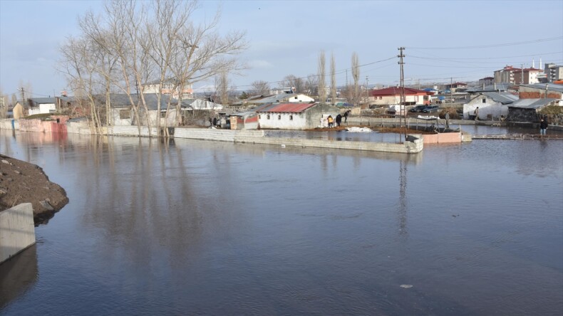 Kars’ta karların erimesinin ardından 15 ev ve bazı ahırları su bastı