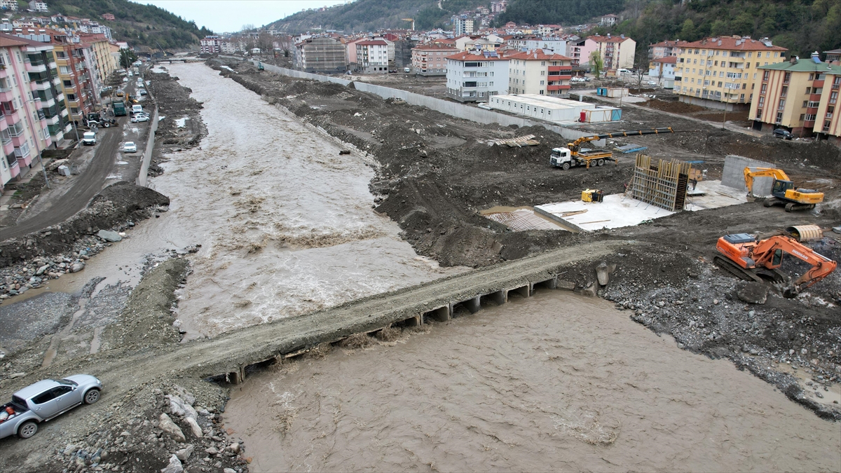 Bozkurt’ta su seviyesinin yükselmesiyle hasar gören geçici köprü onarıldı