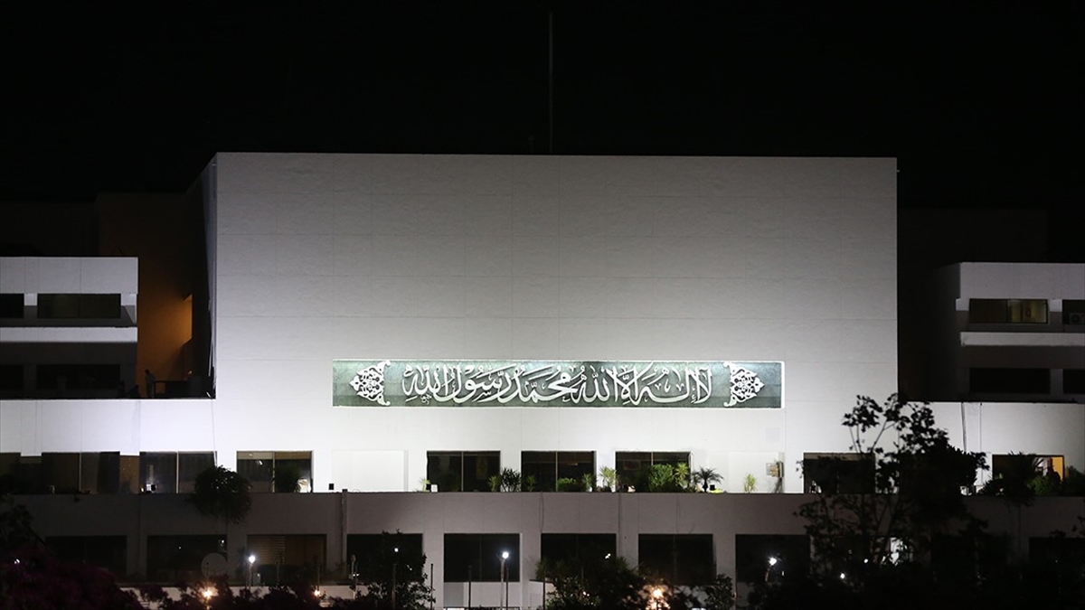 Pakistan meclisinde yapılan güvensizlik oylaması sonucu İmran Han hükümeti düştü