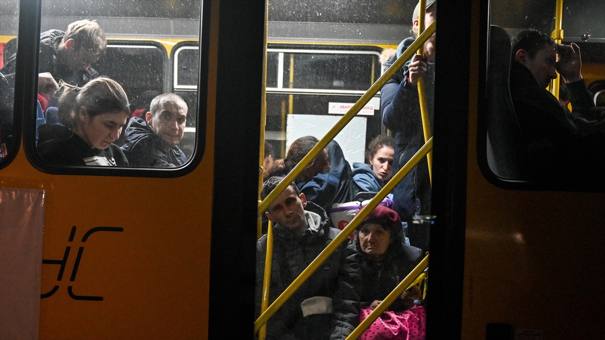 Ukrayna: Rus ordusu tarafından alıkonulan tahliye otobüsleri serbest bırakıldı
