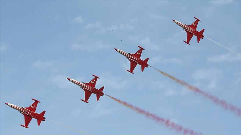 Türk Yıldızları, Şanlıurfa’da gösteri uçuşu yaptı