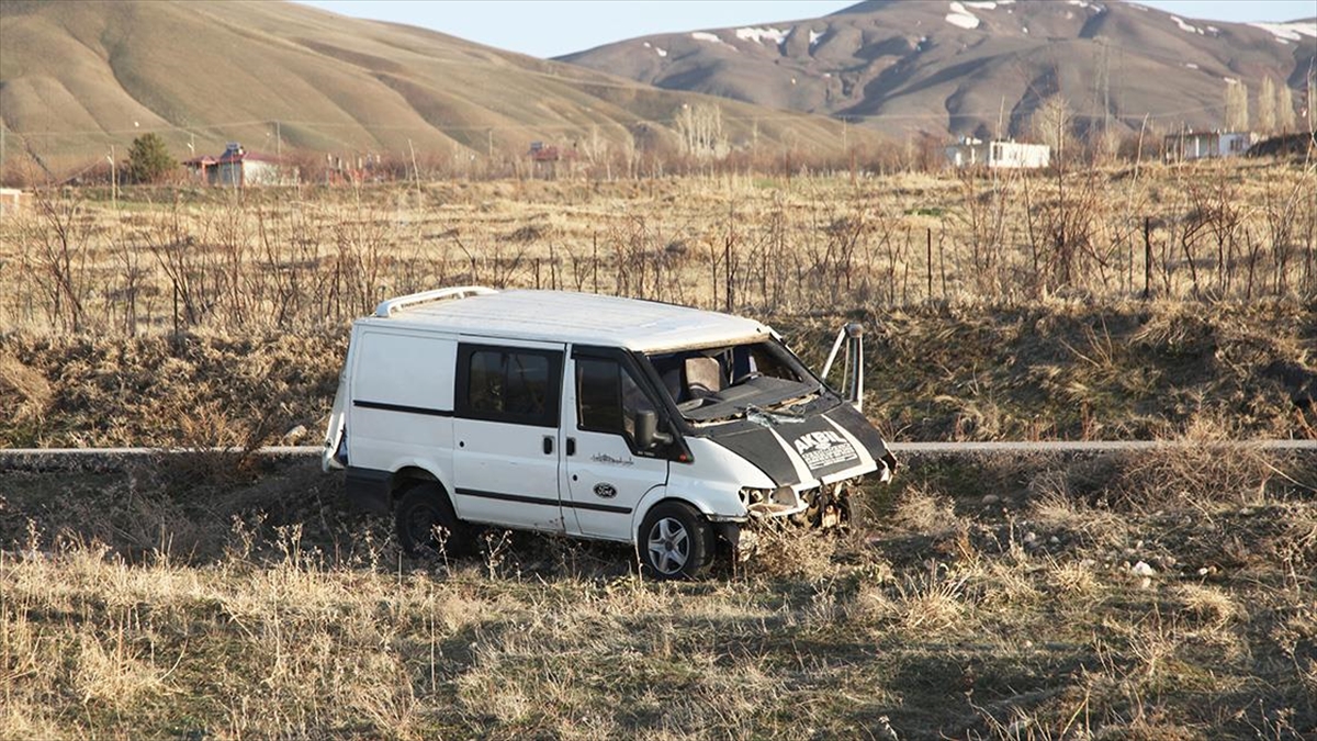 Bitlis’te içinde düzensiz göçmenlerin bulunduğu minibüs takla attı: 4 ölü