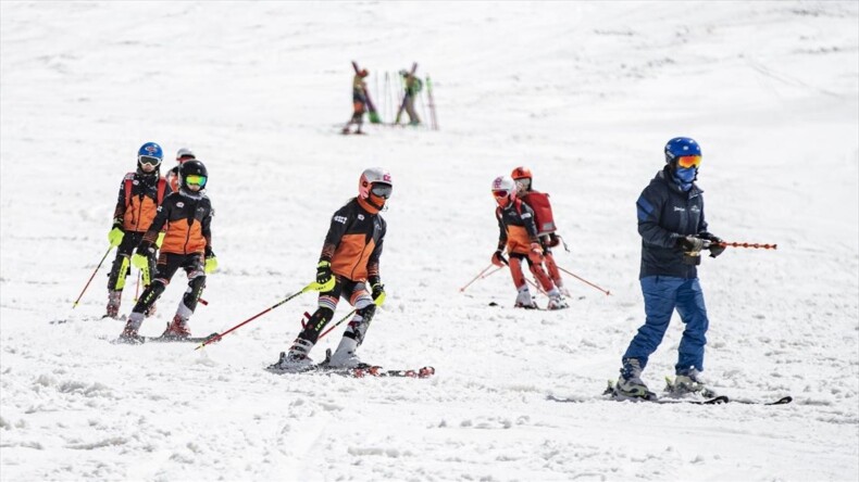 Kar kalınlığının 136 santimetre ölçüldüğü Palandöken’de kayak heyecanı sürüyor