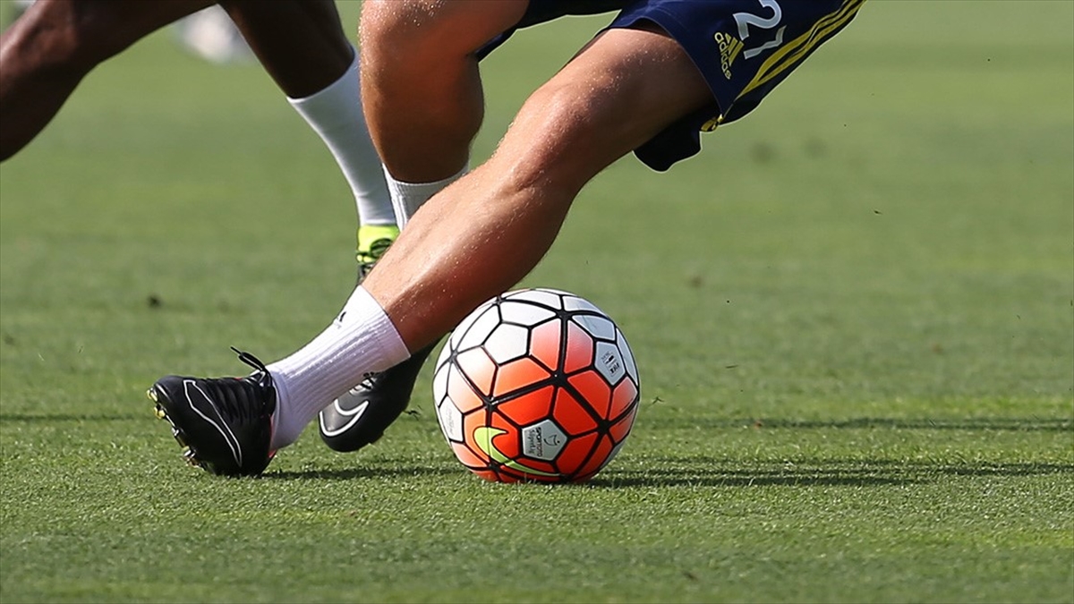 AA-20220413-27551387-27551386-FENERBAHCE_ILE_SHAKHTAR_DONETSK_BARIS_ICIN_SAHAYA_CIKACAK