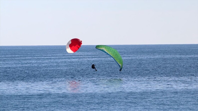 Muğla’da yamaç paraşütü kapanan 2 pilot, yedek paraşütle çakılmaktan kurtuldu