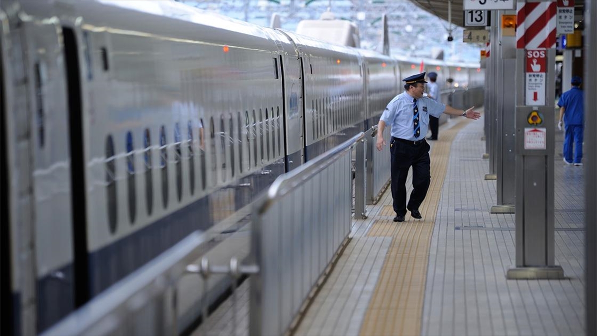 Japonya’da şiddetli deprem sonrası durdurulan hızlı tren seferleri yeniden başladı