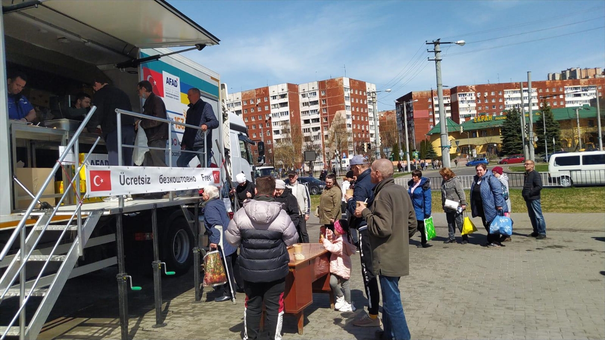 Kocaeli’den Ukrayna’ya gönderilen yemek tırı dağıtımlarını sürdürüyor