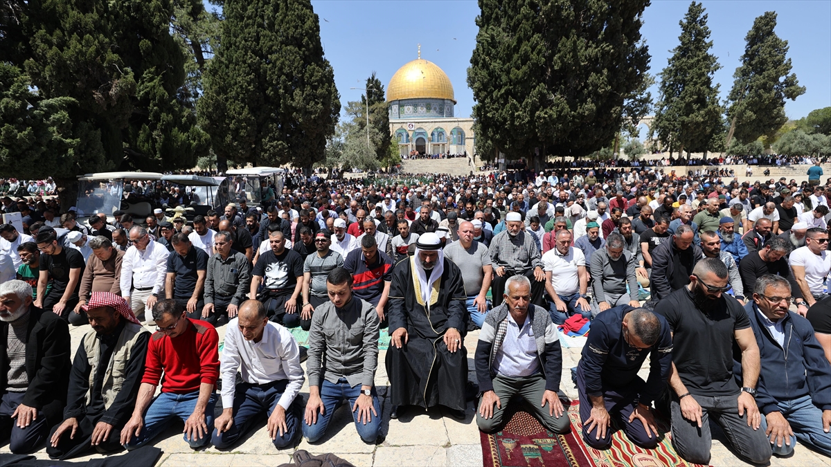 AA-20220415-27573954-27573953-ISRAIL_POLISININ_SABAH_BASKIN_DUZENLEDIGI_MESCIDI_AKSADA_60_BIN_KISI_CUMA_NAMAZI_KILDI