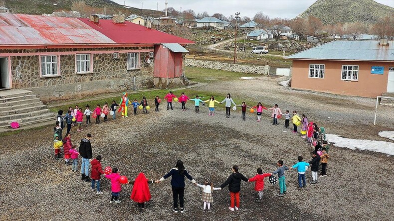 Muş’ta “iyilik elçileri” köy köy gezerek çocukları eğlendiriyor