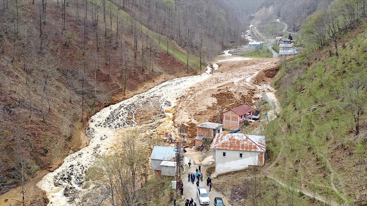 Trabzon’da heyelan sonucu 5 bina toprak altında kaldı