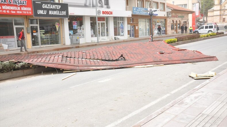 Nevşehir ve Kırşehir’de fırtına yaşamı olumsuz etkiliyor