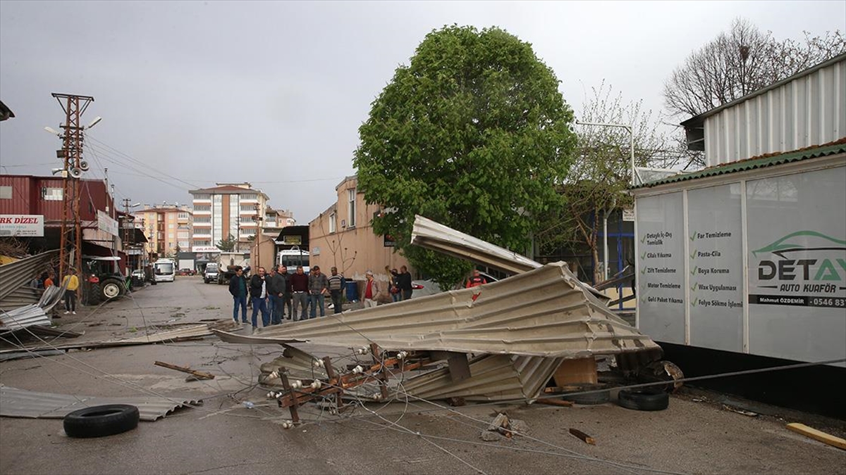 Tokat’ta etkili olan rüzgar çatıları uçurdu
