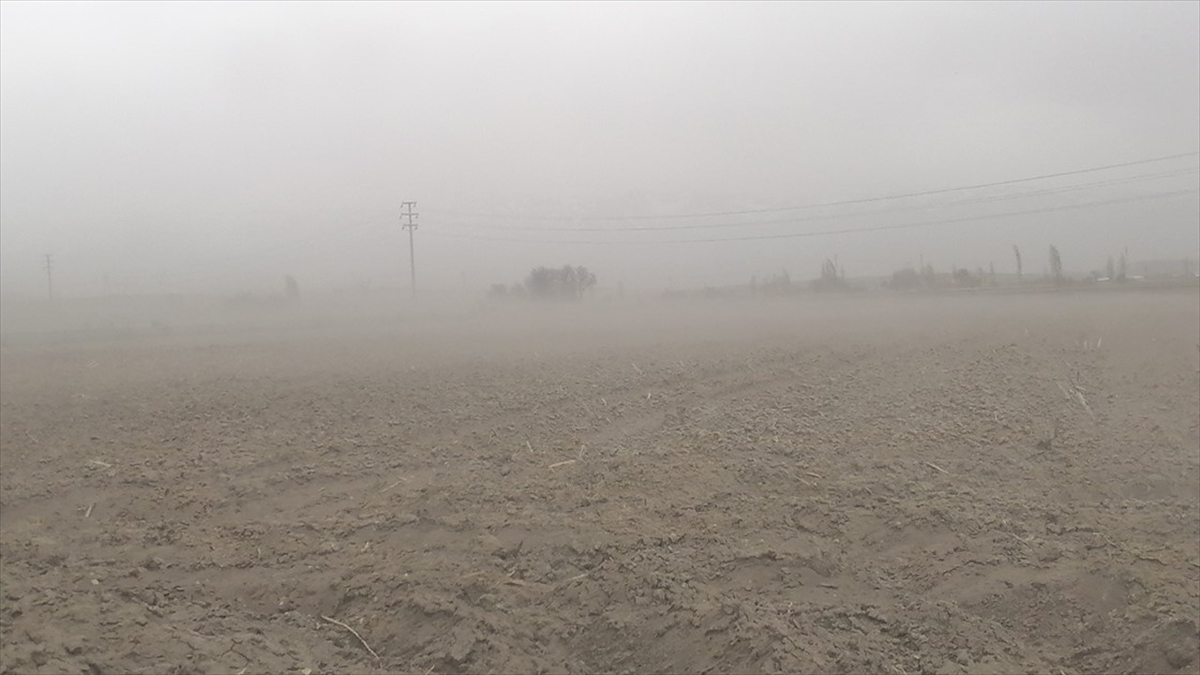 Konya’da kum fırtınası etkili oldu