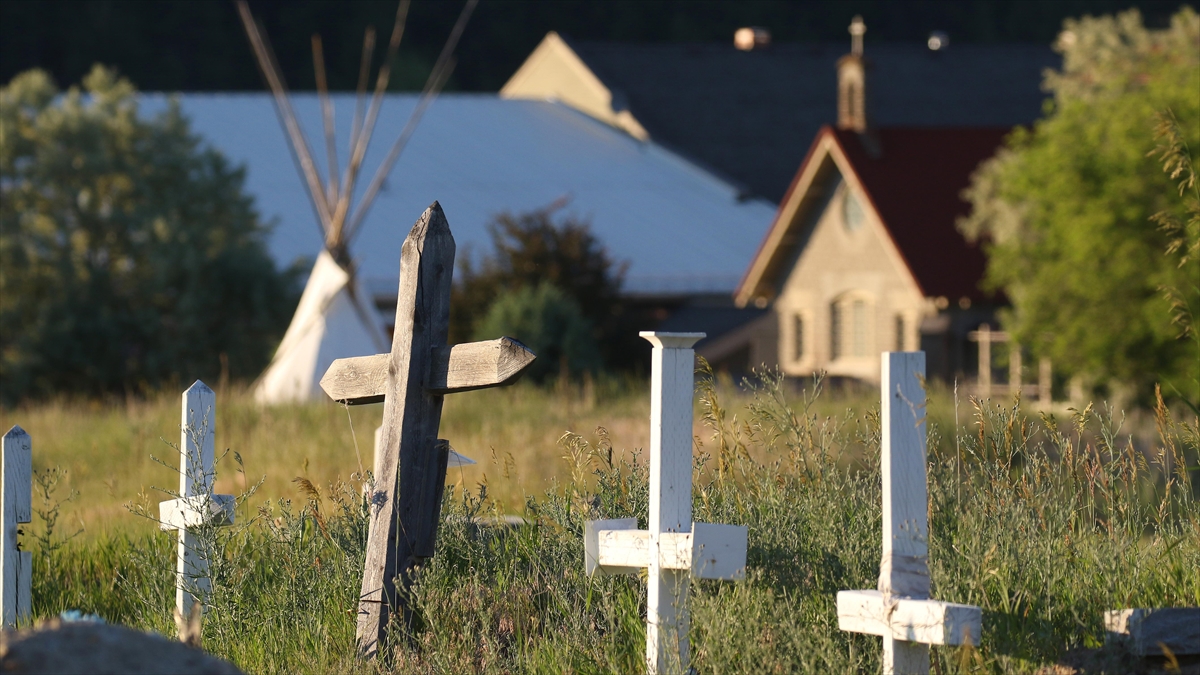 Kanada’da bir yatılı kilise okulunun bulunduğu bölgede 14 kayıt dışı mezar bulundu