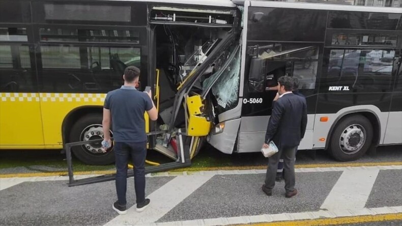 İstanbul’da İki Metrobüs Çarpıştı