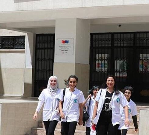 Mahallelinin bayram öncesi kişisel bakımı meslek liselilerden