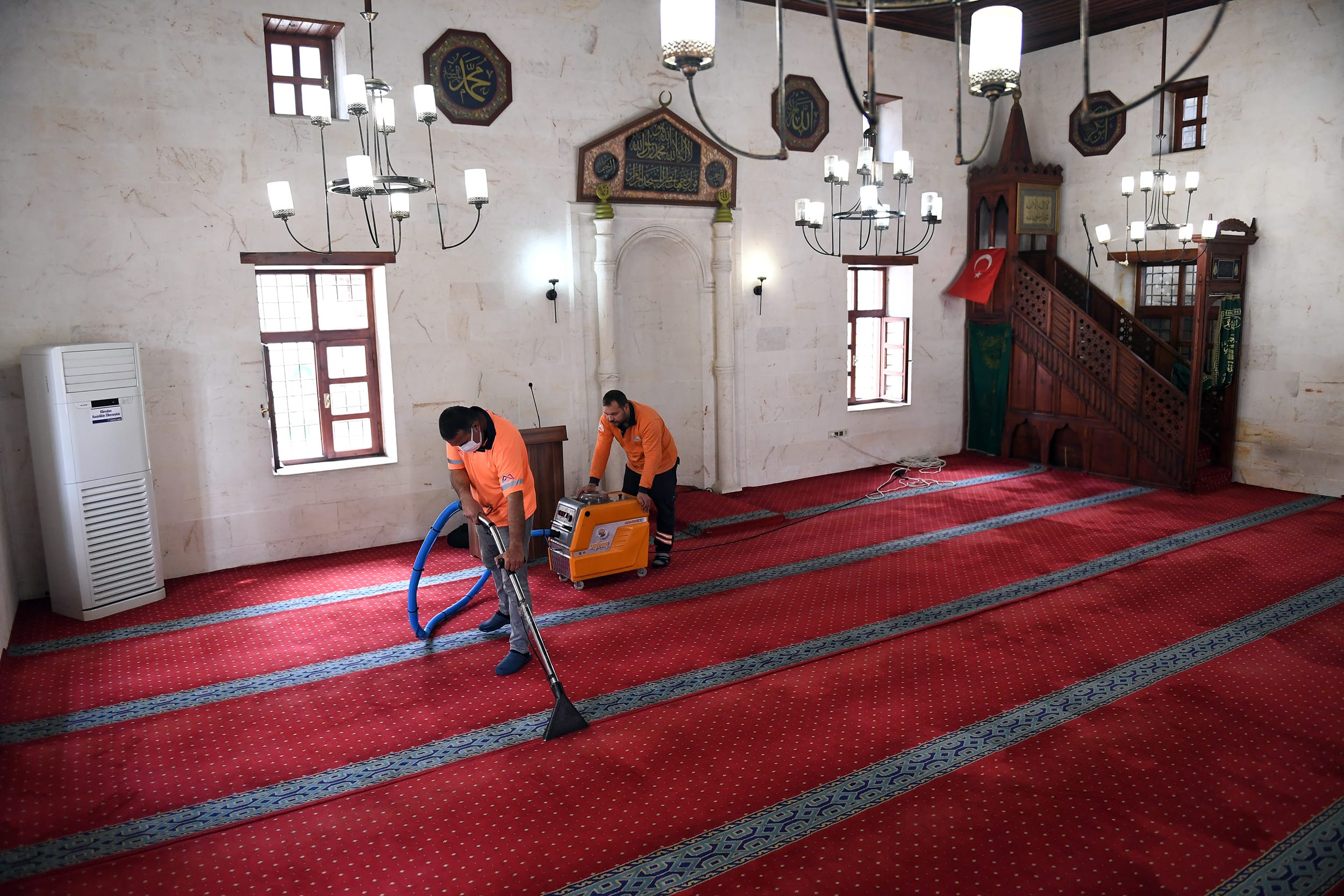 BÜYÜKŞEHİR’DEN CAMİLERDE RAMAZAN TEMİZLİĞİ (2)