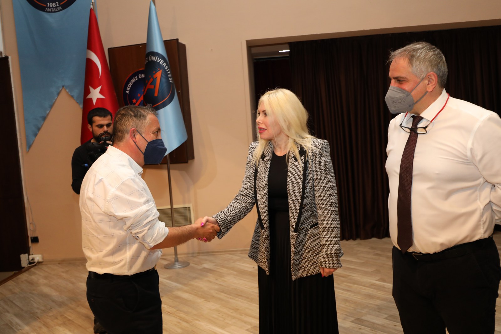 Üniversitede bayramlaşma sevinci