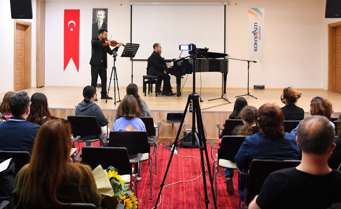 Konyaaltı’nda Sanat Rüzgarı ,Yerel Müzisyenlere De Destek Çıkılıyor.
