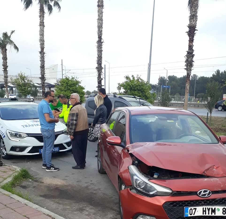 Trafik Kazası Antalya Deepo Outlet AVM Önünde…