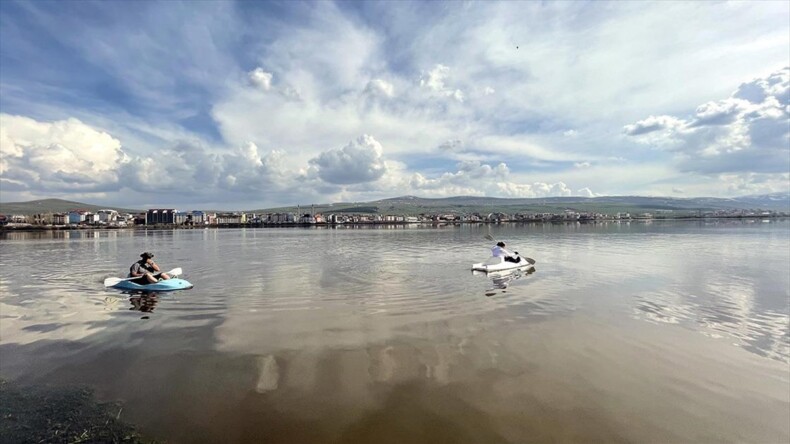 Ardahan’da debisi yükselen Kura Nehri’nde kano etkinliği