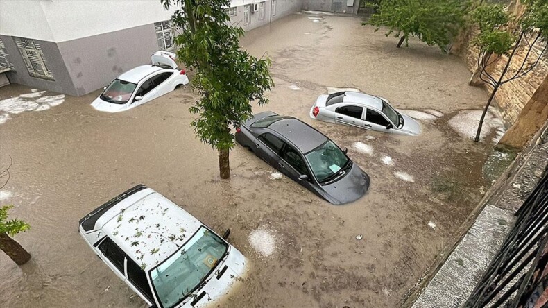 Adıyaman’da sağanak nedeniyle bazı ev ve iş yerlerini su bastı
