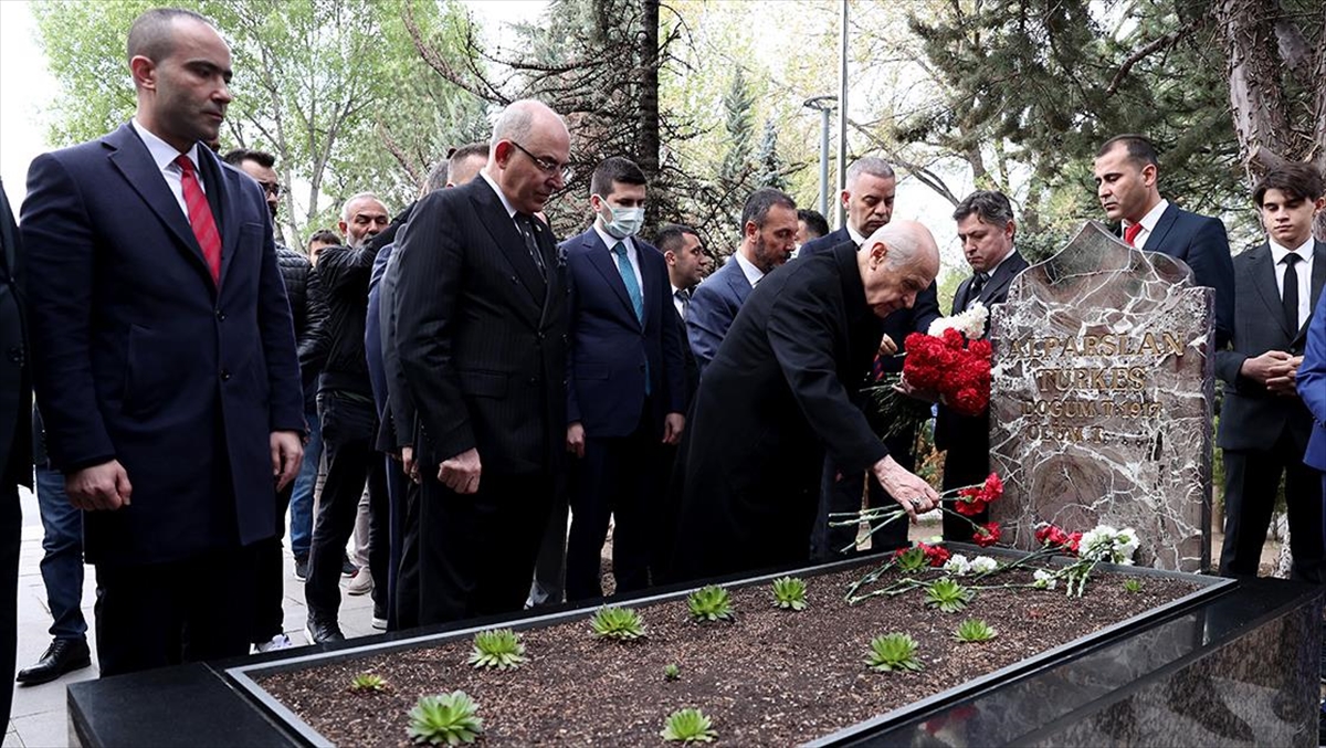 MHP Genel Başkanı Bahçeli, Alparslan Türkeş’in kabrini ziyaret etti