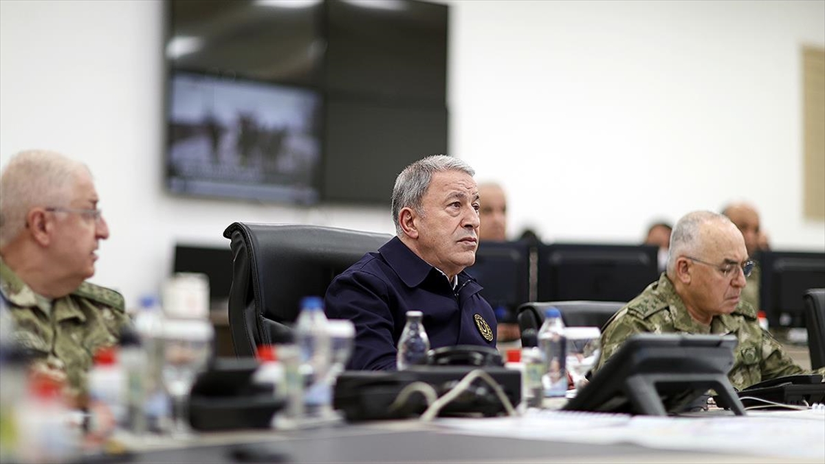 AA-20220502-27747374-27747373-MILLI_SAVUNMA_BAKANI_AKAR_PENCE_KILIT_OPERASYONUNDA_SU_ANA_KADAR_61_TERORIST_ETKISIZ_HALE_GETIRILDI