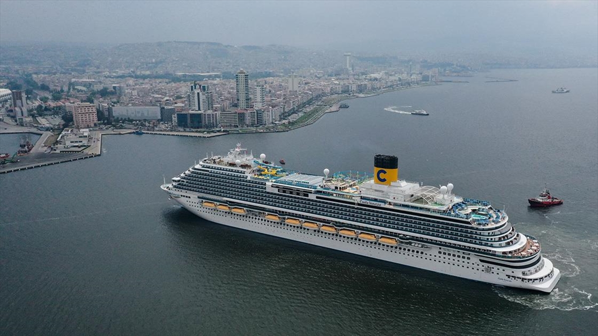 İtalya bandıralı kruvaziyer Costa Venezia, İzmir’e yanaştı