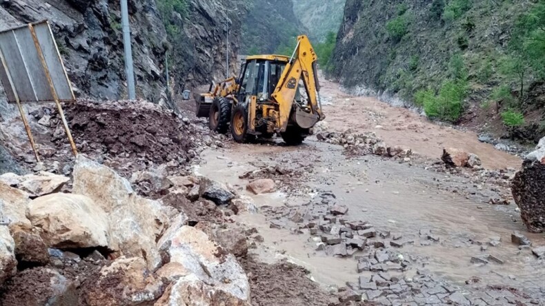 Kayseri’de sel ve heyelan kırsal mahalle yolunda ulaşımı aksattı