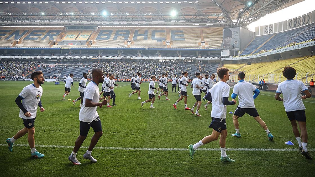 AA-20220507-27791931-27791930-FENERBAHCE_DERBI_ONCESI_SON_ANTRENMANINI_TARAFTARINA_ACIK_YAPTI