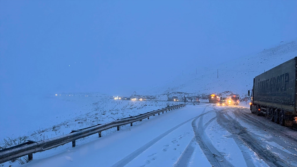 Van’da Güzeldere Geçidi, kar nedeniyle trafiğe kapatıldı