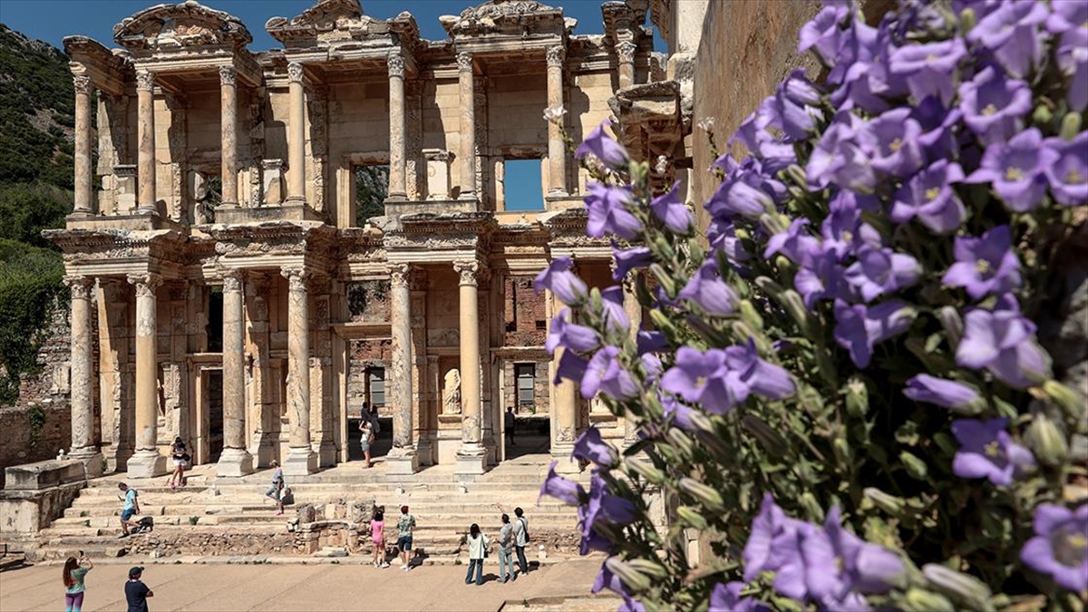 AA-20220514-27856048-27856047-EFES_ANTIK_KENTINDE_SALGININ_IZI_KRUVAZIYER_DALGASIYLA_SILINIYOR