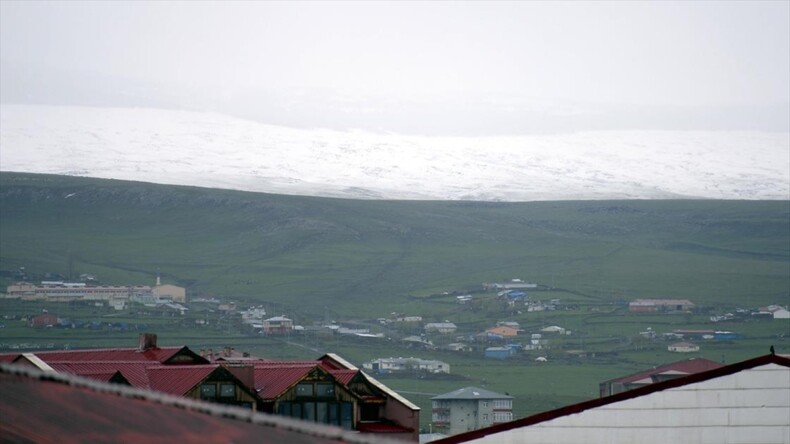 Erzurum ve Ardahan’ın yüksek kesimleri mayısta yağan karla beyaza büründü