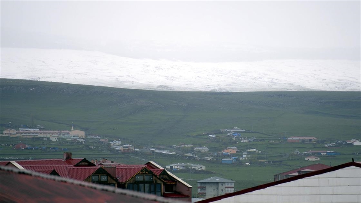 Erzurum ve Ardahan’ın yüksek kesimleri mayısta yağan karla beyaza büründü